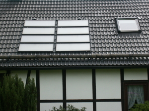 Thermische Solar-Flachkollektoren auf dem Dach