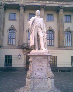 Helmholtz-Statue vor der Berliner Humboldtuniversität